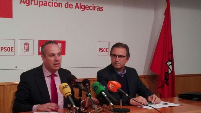 Juan Carlos Ruiz Boix y Pascual Collado durante su intervención ante los medios de comunicación.