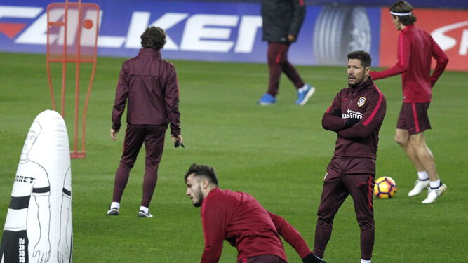 Simeone vigila a sus jugadores durante un entrenamiento.