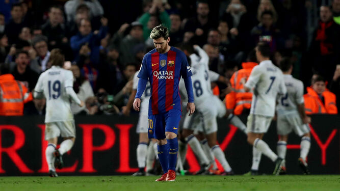 Messi, triste, con los jugadores del Madrid al fondo, tras el gol de Sergio Ramos.
