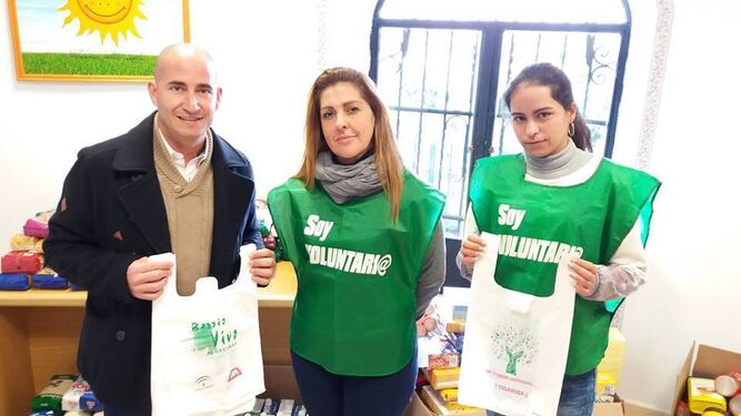 1. Voluntarias de Barrio Vivo reciben la donación de 1.700 bolsas de plástico para la comida. 2. Los alimentos, preparados en costos para ser repartidos. 3. Parte de la comida que se ha recogido