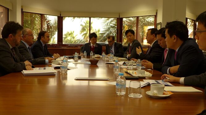 Los representantes de la Autoridad Portuaria, de Hyundai Marine Merchants, TTI Algeciras y del fondo inversor de Corea, ayer en la sede de la APBA.