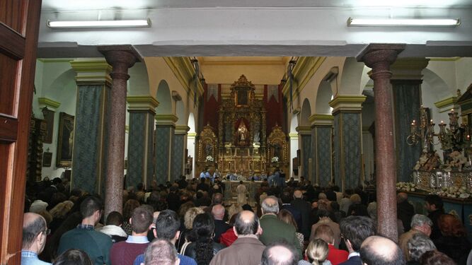 La iglesia de la Inmaculada, abarrotada, durante la misa mayor en honor a la patrona.