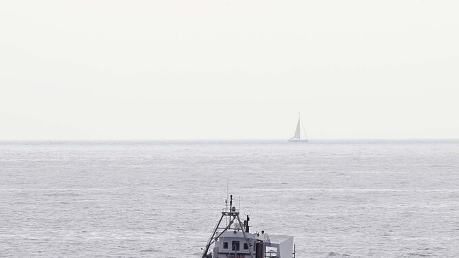 Un barco pesquero navega por la Bahía de Algeciras.