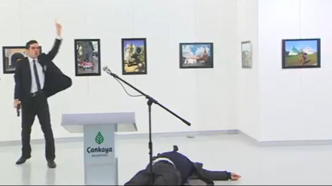 El tirador tras disparar al embajador ruso.