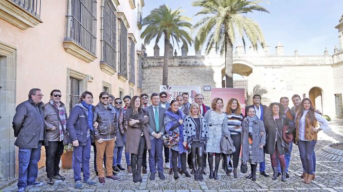 Artistas y autoridades tras la rueda de prensa de presentación celebrada ayer en el Alcázar.
