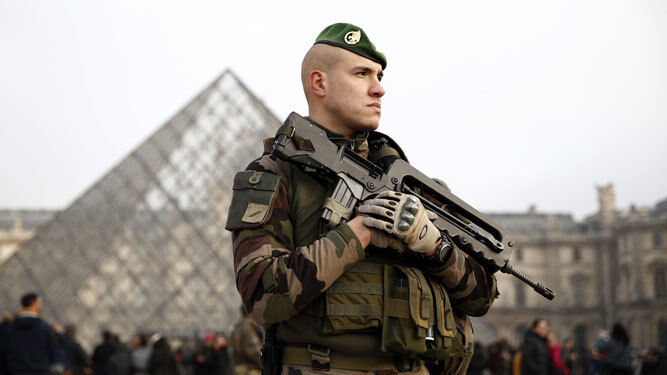 Un soldado francés monta guardia junto al Louvre.