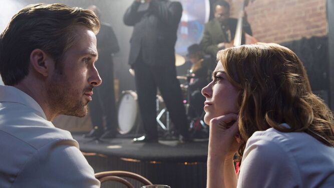 Ryan Gosling y Emma Stone en un fotograma de la cinta dirigida por Damien Chazelle.