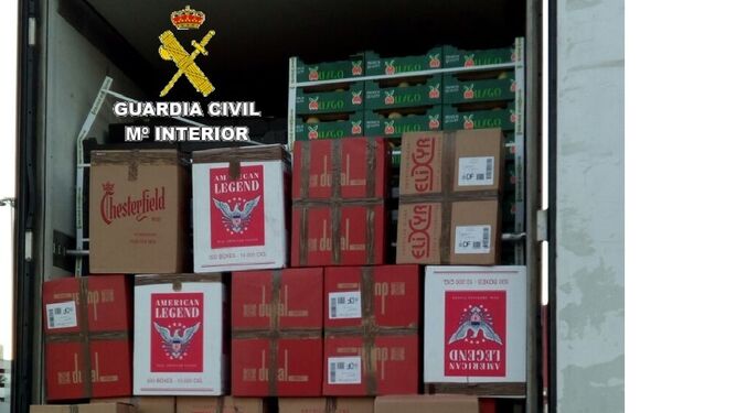 El tabaco de contrabando intervenido por la Guardia Civil en el remolque de tomates.