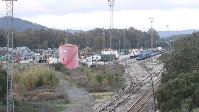 Las vías del tren entre Algeciras y Bobadilla a su paso por la Estación de San Roque, el pasado diciembre.