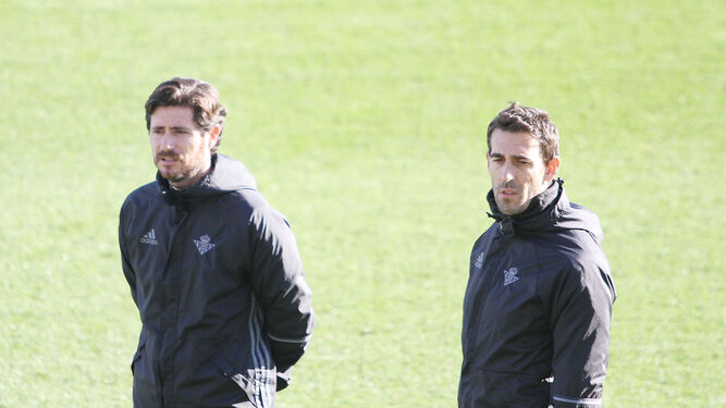 Víctor, atento y concentrado durante un entrenamiento en la ciudad deportiva, acompañado por a su técnico asistente, David Dóniga.