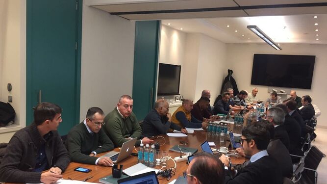 La mesa negociadora justo antes de iniciar su reunión, ayer en Madrid.
