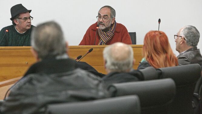 Juan Emilio Ríos Vera observa la intervención de Antonio Pérez Girón, ayer en la sede de Mancomunidad.