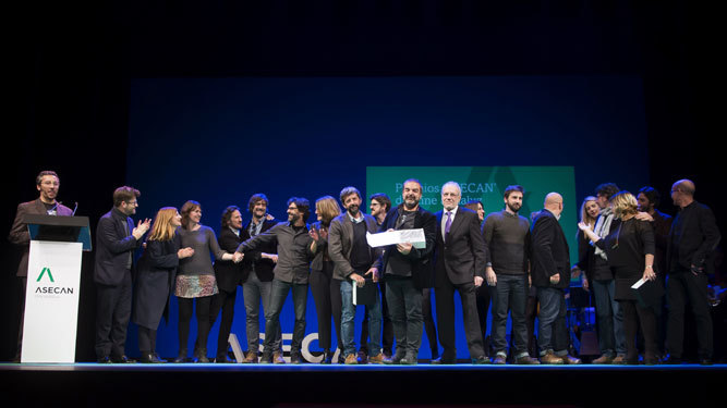 Alberto Rodrigúez y el productor Gervasio Iglesias, con los demás premiados por su trabajo en 'El hombre de las mil caras'.