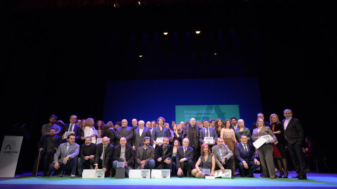 Foto de familia de todos los premiados ayer en la gala de la Asociación de Escritores de Cine de Andalucía (Asecan).