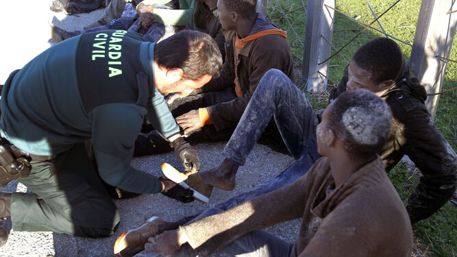 18 rescatados en una patera cerca de Tarifa