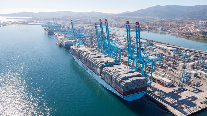 Vista aérea de uno de los Triple-E de Maersk Line a punto de salir del muelle Juan Carlos I de Algeciras.
