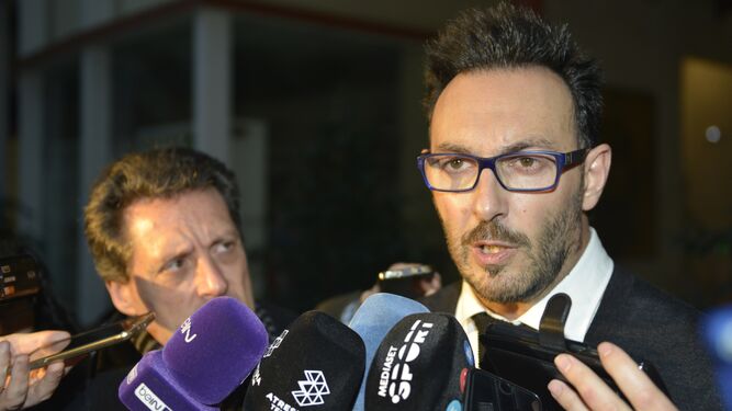 El agente de Zozulya en España, José Lorenzo, comparece ante los medios.