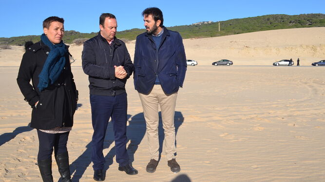 Araujo, Huertas y Ruiz, ayer en la duna de Valdevaqueros.