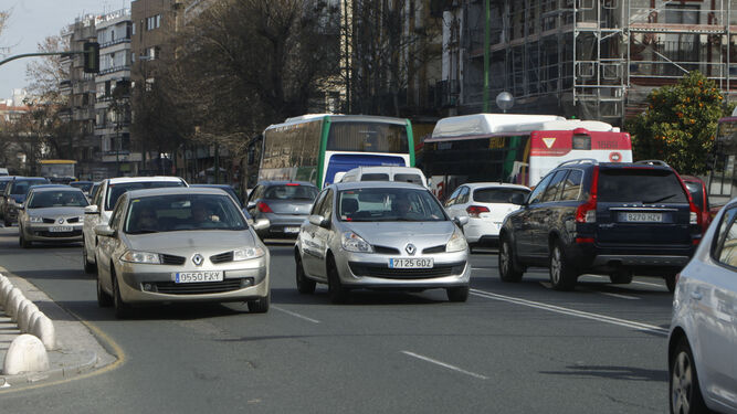 Tráfico denso en una avenida.