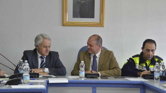 Agustín Muñoz, subdelegado del Gobierno en Cádiz, y Jorge Romero, alcalde de Los Barrios, junto a un miembro de la policía local.