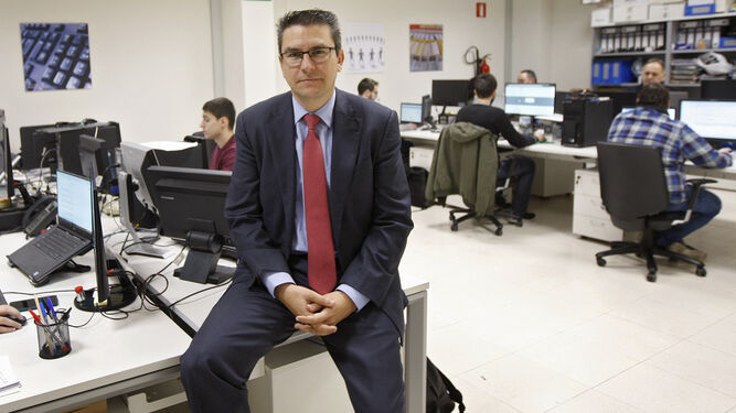Francisco Carmona, en la sede de la empresa que dirige en Puerto Real, Numenti.