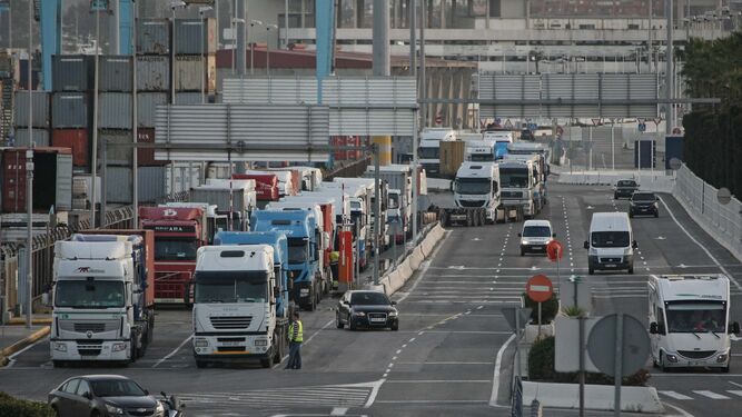 Camiones en cola en el puerto de Algeciras.