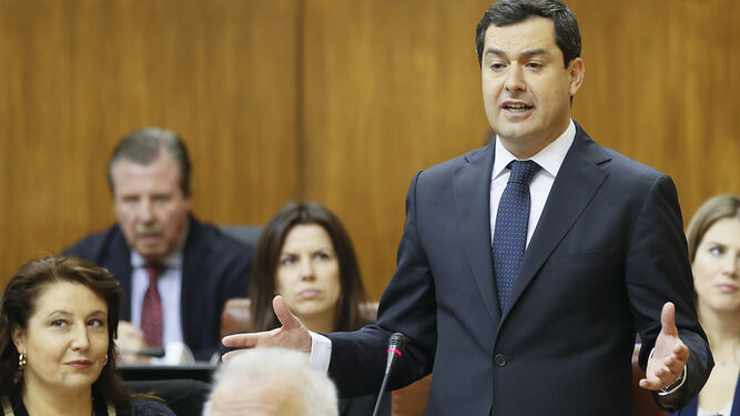 Juan Manuel Moreno, durante su debate con la presidenta en la sesión de control al Gobierno de ayer.