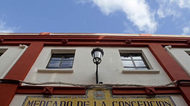 La fachada principal del mercado de La Línea, uno de los lugares en los que se invertirán los fondos europeos.