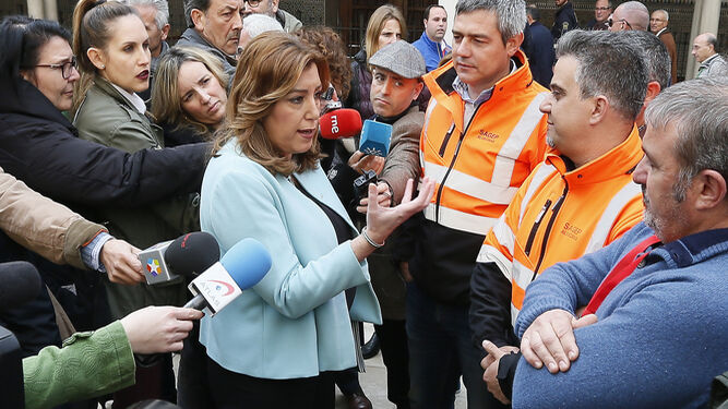 La presidenta de la Junta habla con representantes de los estibadores de Algeciras.