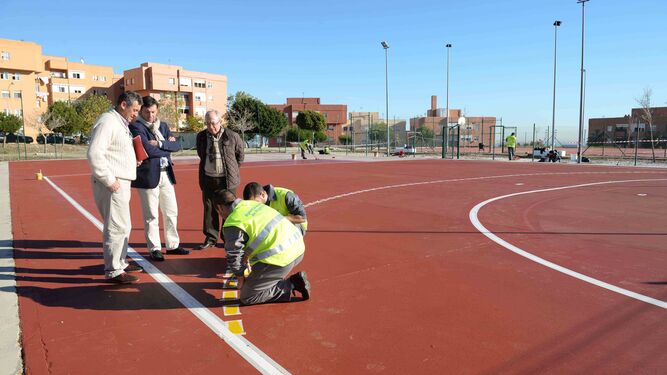 Contratados de una anterior edición del plan Emple@ Joven realizan trabajos en el estadio Enrique Talavera.