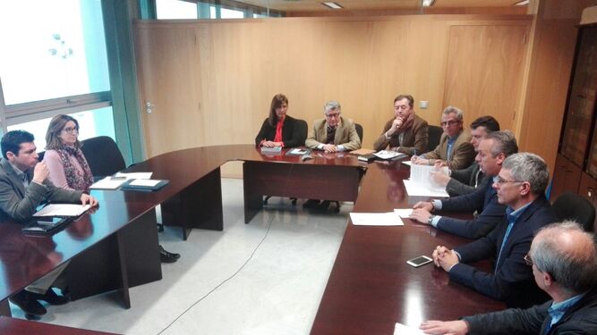 Los tres alcaldes, a la derecha, junto a representantes de la administración andaluza.