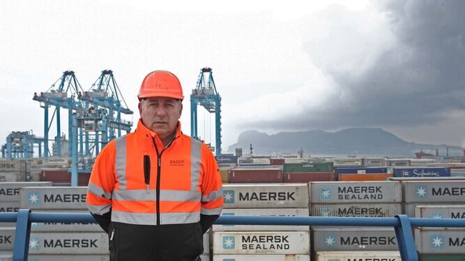 El responsable de Coordinadora en Andalucía, Manuel Cabello, en el puerto de Algeciras.