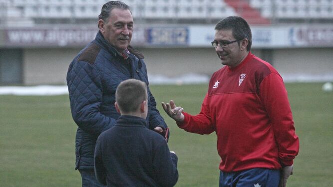 Guti habla con Mellado, el director deportivo del Algeciras, en un entrenamiento.