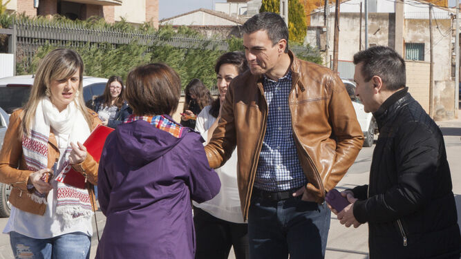 Pedro Sánchez, en su visita a Aldeanueva de Ebro (La Rioja).