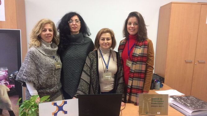 Rosa Tamayo, Manuela Bernal, María Francisca Ávila y Ana María Ortega, responsables de la unidad itinerante de Andalucía Orienta de Alternativas.