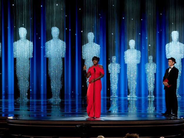 Viola Davis recibe el Oscar a la Mejor actriz de reparto por 'Fences'.