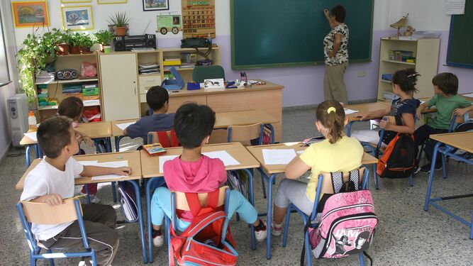 Una profesora imparte clase a alumnos de Primaria.