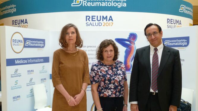 Mercedes Freire, Susana Romero y José Luis Andreu, durante el encuentro organizado por la Sociedad Española de Reumatología.