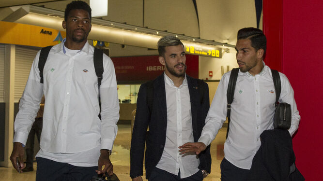 Donk, Dani Ceballos y Petros dialogan a la llegada del Betis al aeropuerto de San Pablo para volar a La Coruña.