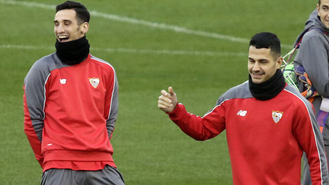 Sergio Rico y Vitolo, durante un entrenamiento con el Sevilla.