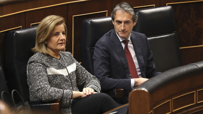 La ministra de Empleo, Fátima Báñez, sentada en el Congreso junto al ministro de Fomento, Íñigo de la Serna, el pasado jueves.