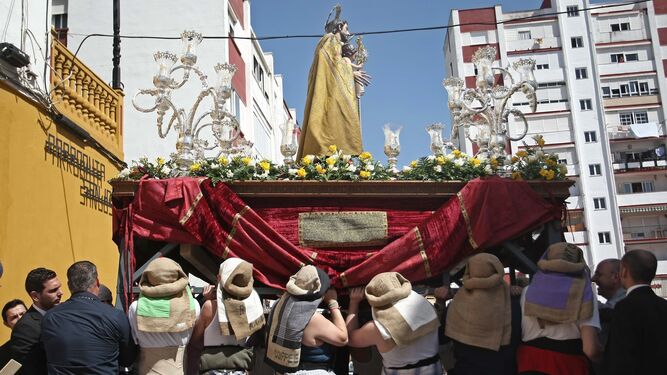 San José sale de la parroquia de Las Colinas para iniciar su procesión.