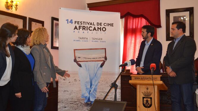 La presentación del cartel del Festival de Cine Africano de Tarifa con la directora, Mane Cisneros, a un lado y el alcalde tarifeño, Francisco Ruiz, al otro.