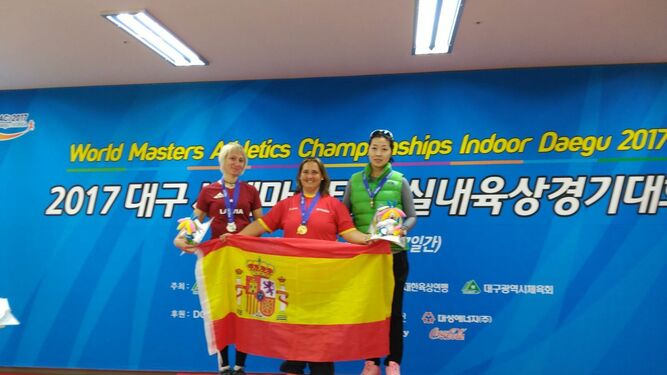 María Teresa Boza posa con su medalla de oro y una bandera de España, en Daegu.