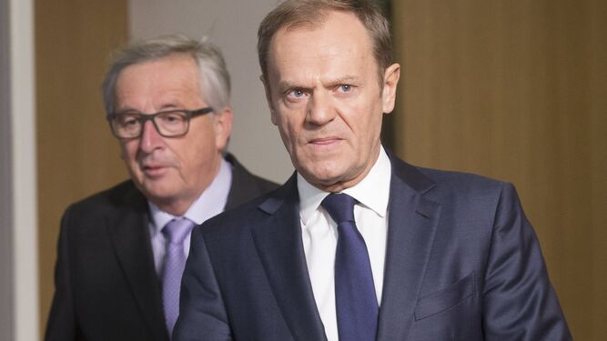 Jean-Claude Juncker y Donald Tusk, ayer en Bruselas.