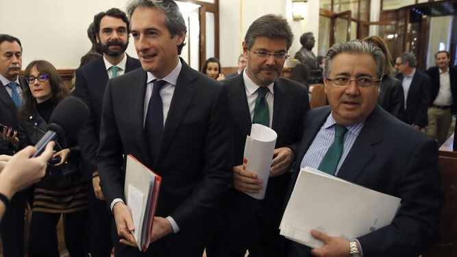 El ministro de Fomento, Íñigo de la Serna, junto a los de Justicia, Rafael Catalá, e Interior, Juan Ignacio Zoido, ayer en el Congreso.