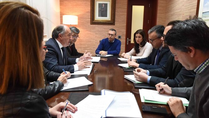 El alcalde, José Ignacio Landaluce, y el subdelegado del Gobierno de la Junta, Ángel Gavino, ayer en la reunión.