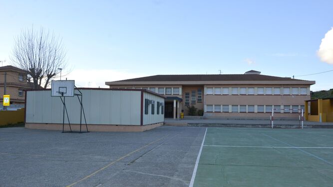 Vista general del colegio del Cobre y la pista exterior.