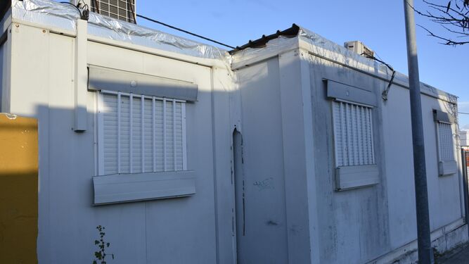 Las aulas prefabricadas, con los techos sellados por parte de los operarios para evitar la filtración del agua de lluvia, ayer en el colegio Los Arcos.