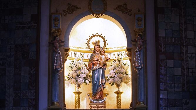 Imagen de María Auxiliadora, en el camarín del templo que lleva su nombre.